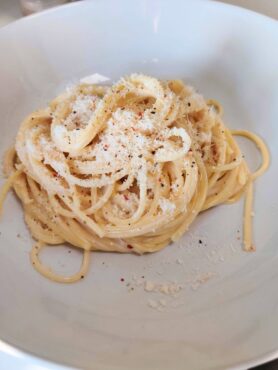 pasta cacio e pepe in a bowl